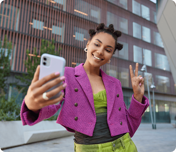 man-wearing-t-shirt-gesturing